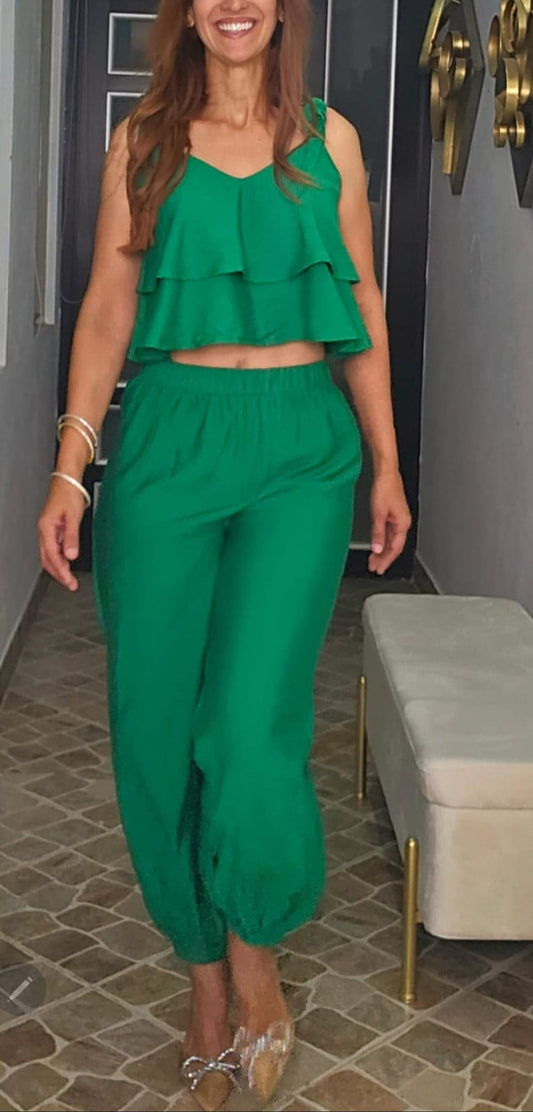 Conjunto de top corto con tirantes de cinta y pantalón harlan